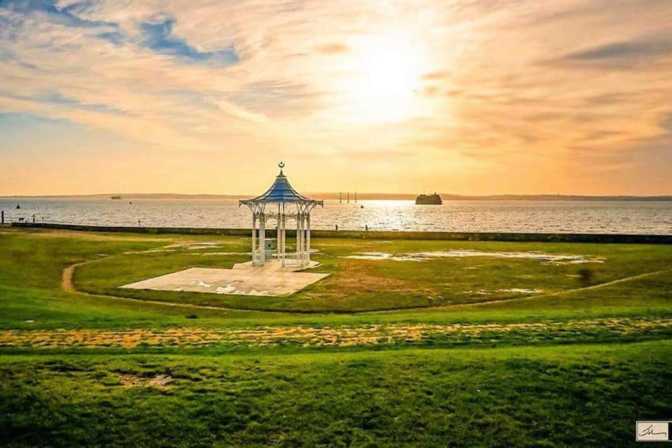 Air Maison - Stunning Beach Front Apartment Portsmouth Exteriör bild