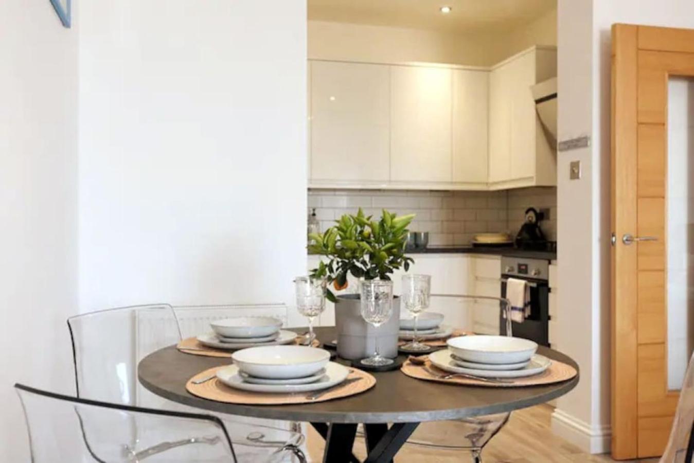 Air Maison - Stunning Beach Front Apartment Portsmouth Exteriör bild