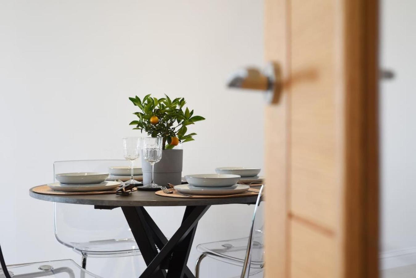 Air Maison - Stunning Beach Front Apartment Portsmouth Exteriör bild
