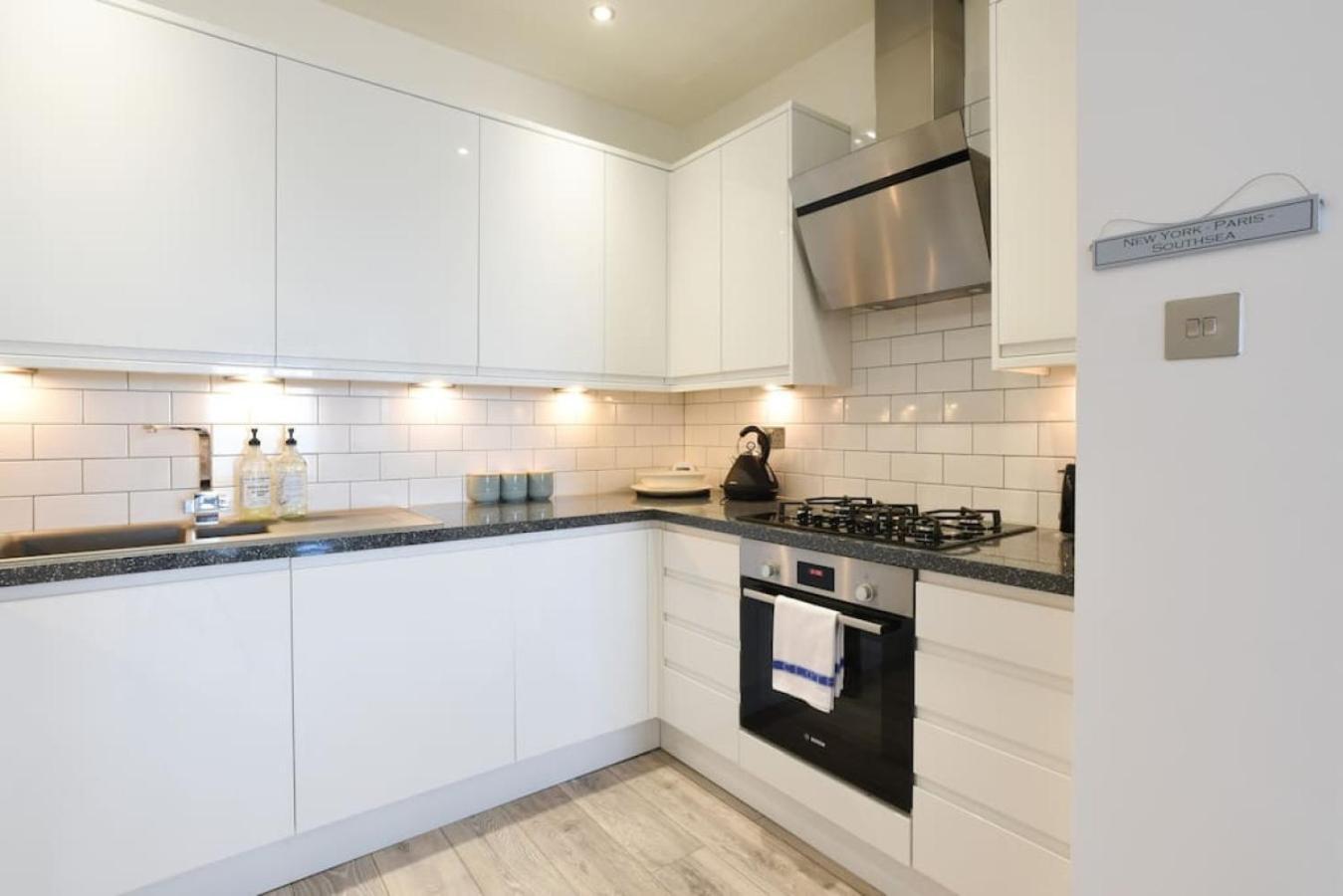 Air Maison - Stunning Beach Front Apartment Portsmouth Exteriör bild