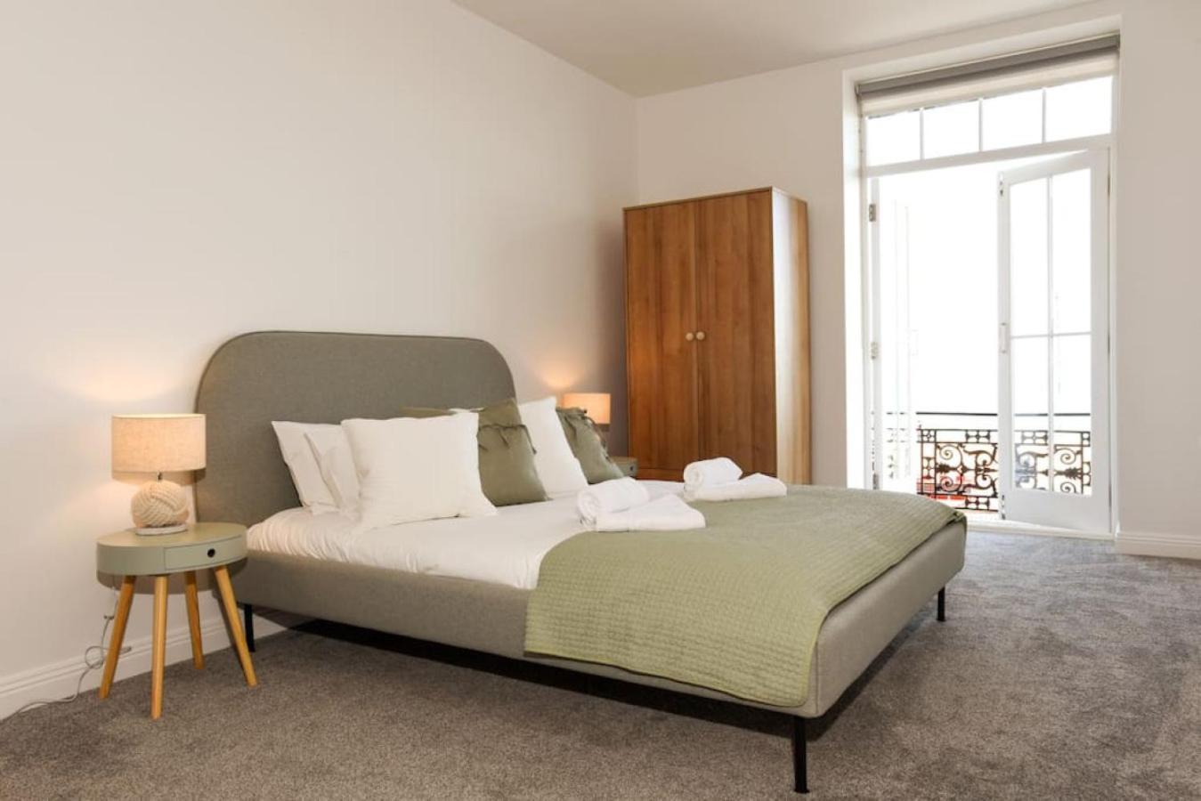Air Maison - Stunning Beach Front Apartment Portsmouth Exteriör bild