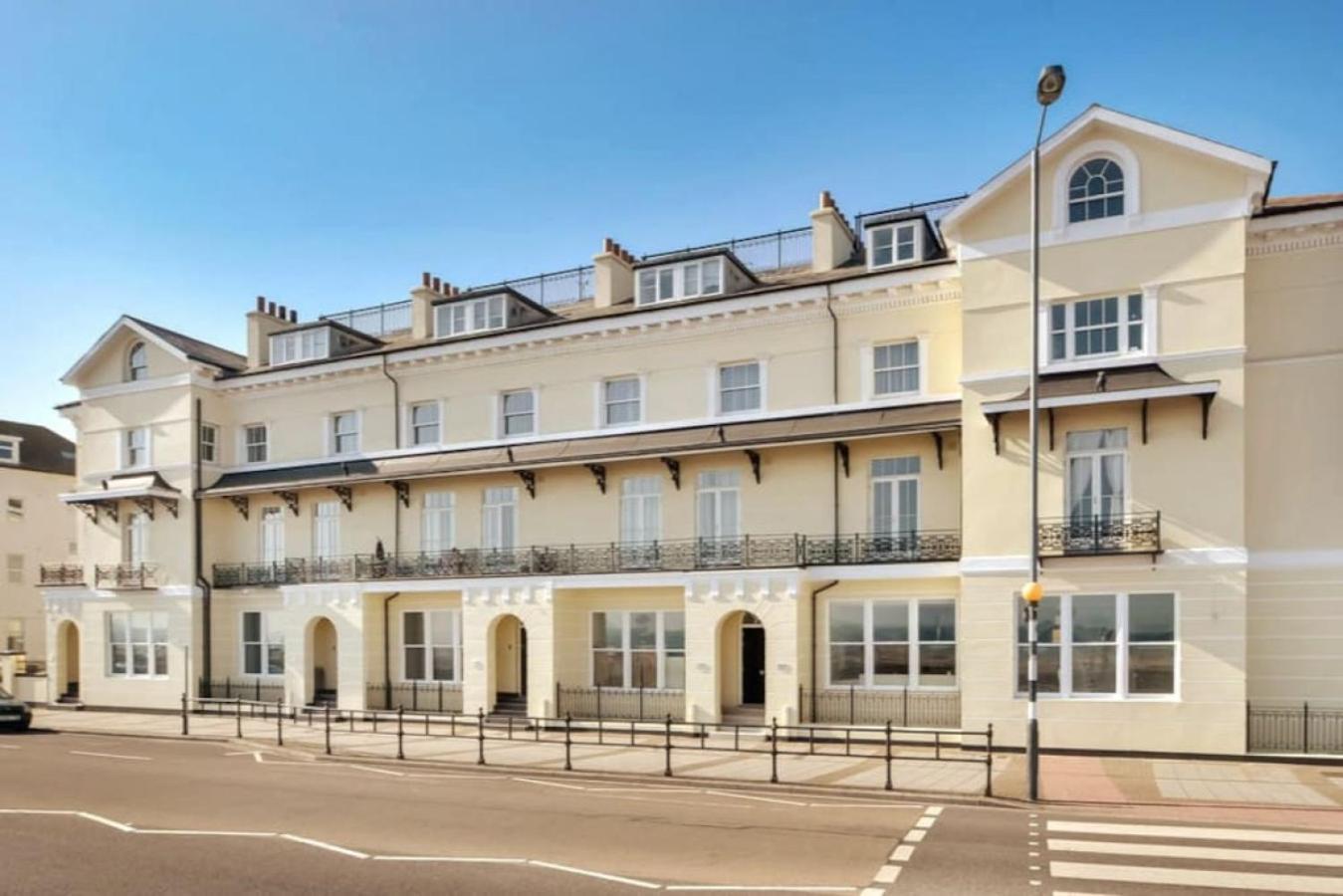 Air Maison - Stunning Beach Front Apartment Portsmouth Exteriör bild
